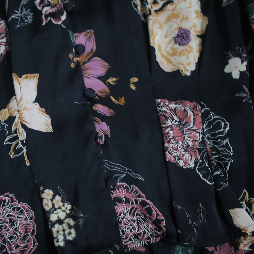 NWT FLORAL PRINT BLACK SATIN EFFECT BLOUSE. - Picture 7 of 11